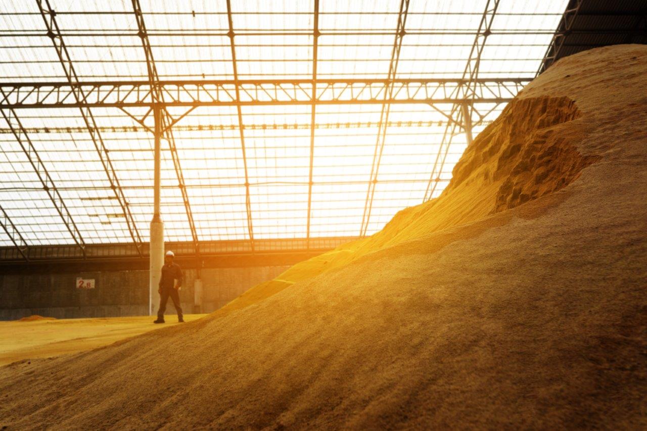 Ein Mann überprüft das Material im Fabriklager